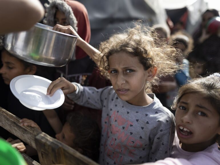 Un convoy de ayuda en Gaza se vuelve mortífero; los supervivientes escapan con sacos de harina ensangrentados