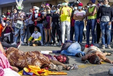 Jóvenes estudiantes de teatro de la Facultad de Bellas Artes de la Universidad del Atlántico realizan una exhibición artística referente a los asesinatos en medio de la protesta nacional en Colombia