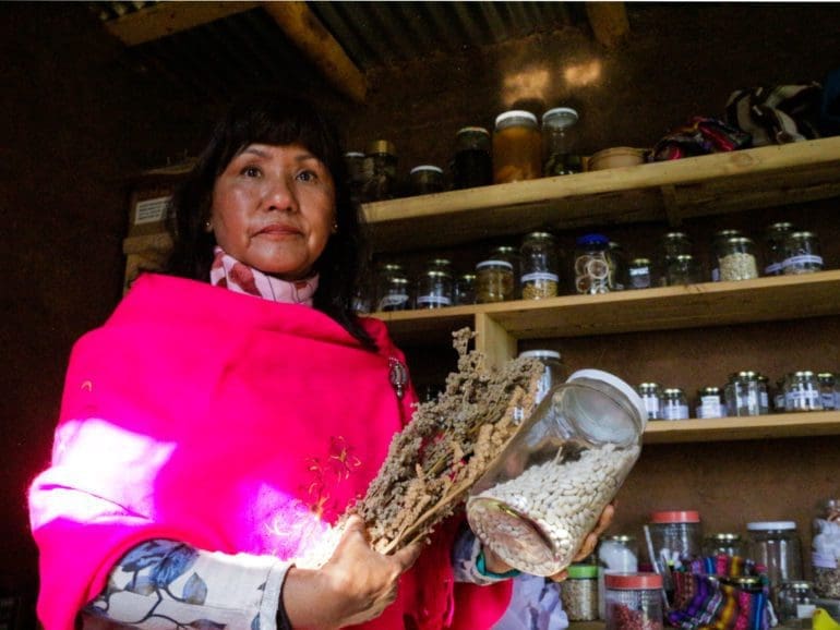 Mujer indígena en Chile enseña ascendencia aymara a través de la cocina