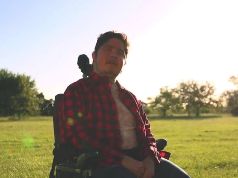 Argentinian man with muscular dystrophy sings despite the odds