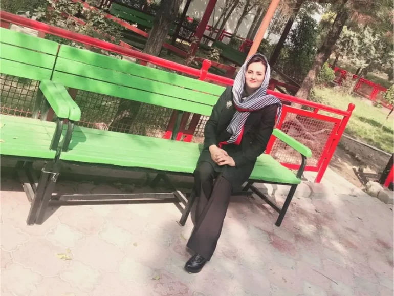 Profesora afgana insta al mundo a defender los derechos de las mujeres
