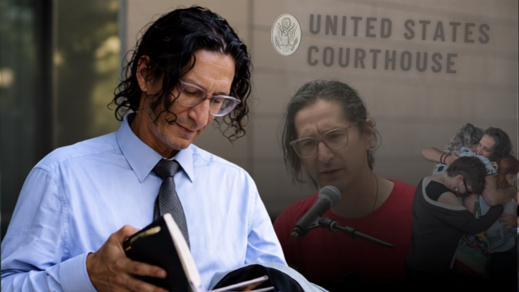John Caravello lee un cuaderno afuera de un juzgado federal de Estados Unidos.