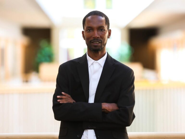 Un periodista de Sierra Leona, obligado a exiliarse tras revelar la corrupción del gobierno, busca refugio en EE.UU.