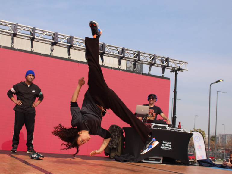 El breakdance brilla en el Parque Estadio Nacional de Santiago: los bailarines locales exhiben un atletismo y un estilo de nivel olímpico