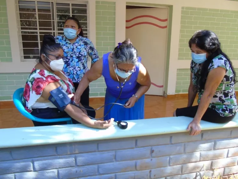Una partera salva a cientos de mujeres durante la guerra civil de El Salvador