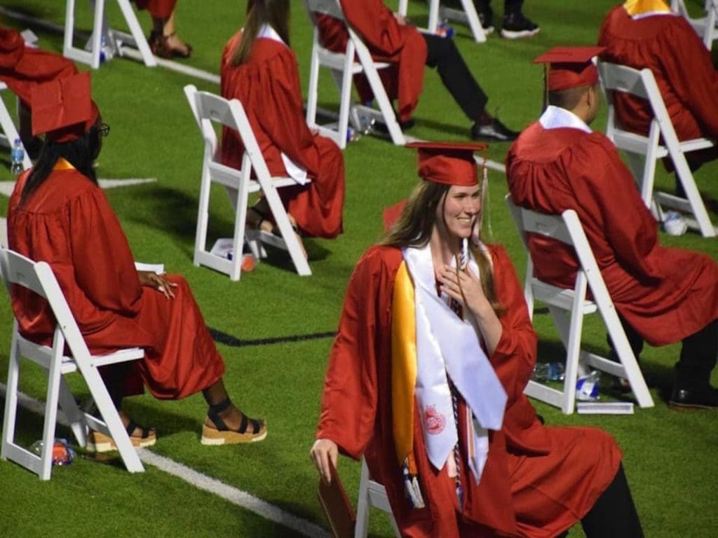 Paxton Smith fotografiada en su ceremonia de graduación en Lake Highlands High School en Dallas, Texas.