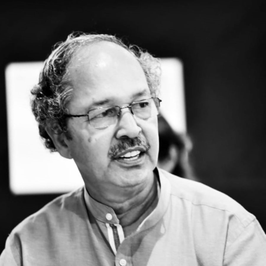 Un arquitecto indio recorre el mundo y comparte su amor por las plumas