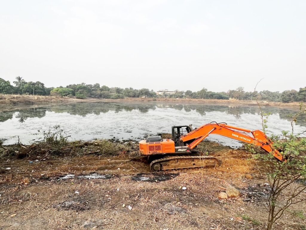 El espacio alrededor de uno de los lagos de la India se limpia antes de que comiencen los esfuerzos de rejuvenecimiento. | Foto cortesía de Anand Malligavad 