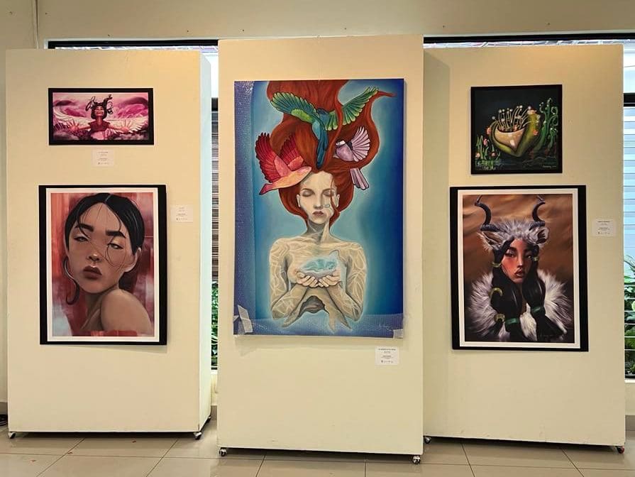 Algunas de las otras obras de Mónica en exhibición en la exposición Cultural Fusion