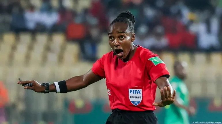 Las tres primeras mujeres del mundo en arbitrar en la Copa Mundial de la FIFA masculina: una árbitra ruandesa comparte su trayectoria