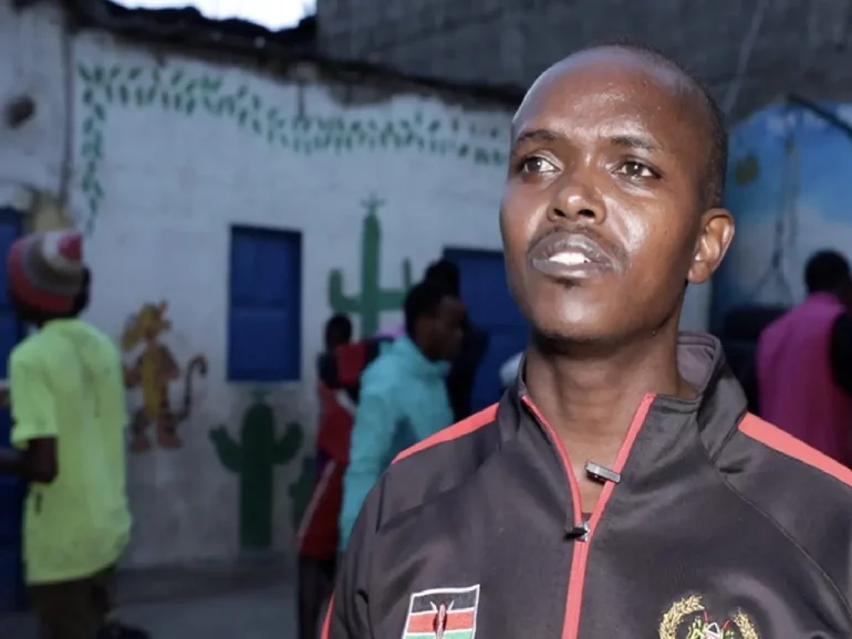 Exolimpista utiliza el boxeo para orientar a los niños en los barrios marginales de Nairobi