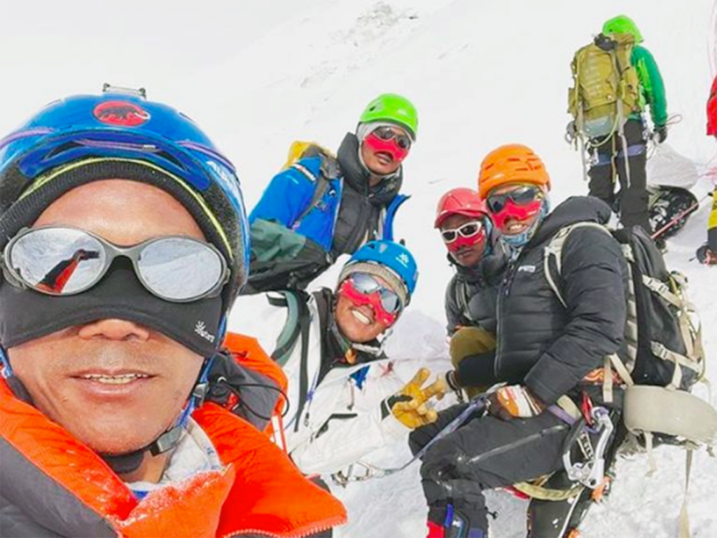 Kami Rita llega a la cima del monte Everest por 25ª vez, récord, con su equipo de sherpas.