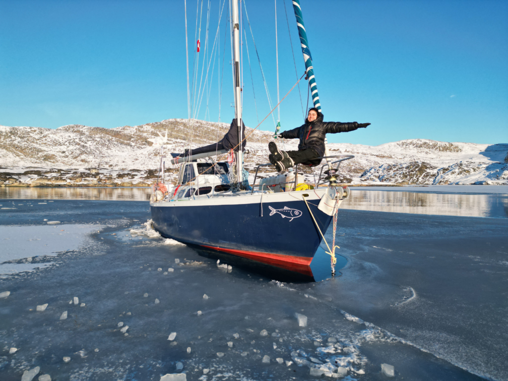 Tamara abraza la llegada de la primavera tras pasar el invierno en solitario a bordo de su barco. | Foto cortesía de Tamra Klink. 