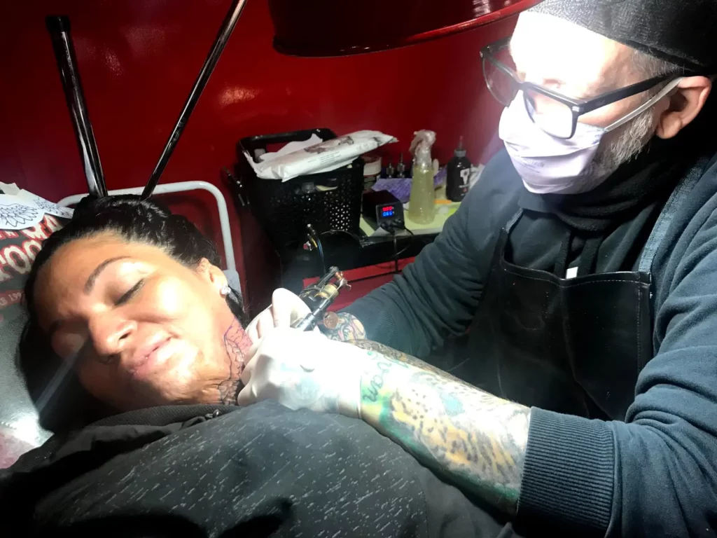 Artista tatuador argentino transforma cicatrices y quemaduras en obras de  arte - Orato