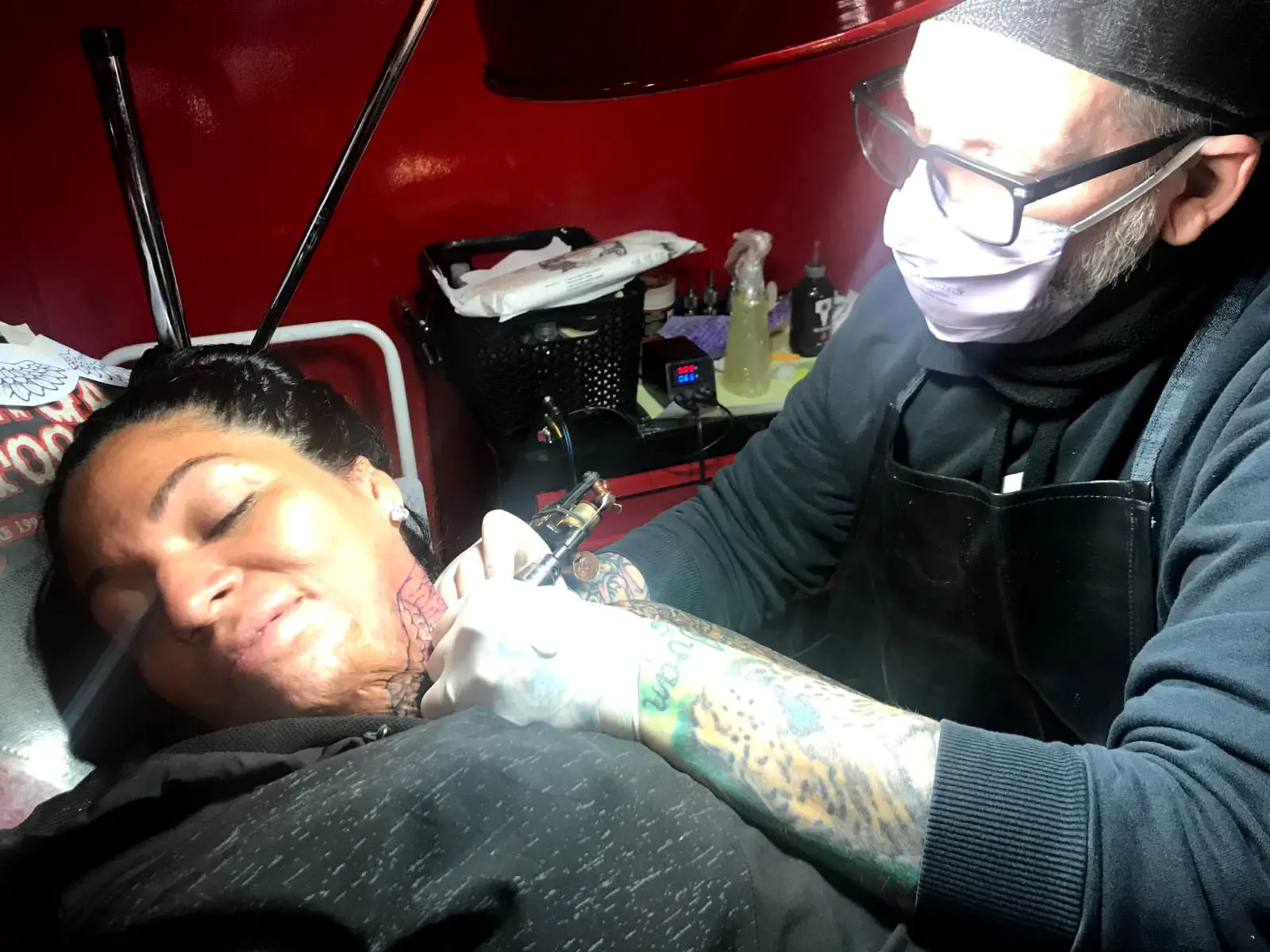 Artista tatuador argentino transforma cicatrices y quemaduras en obras de arte