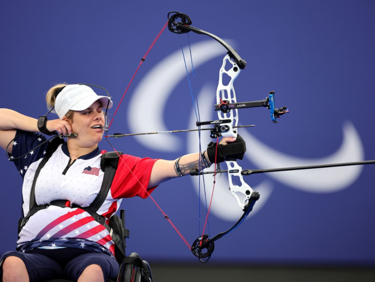 Tras un brutal ataque que la dejó paralítica, una arquera compite en los Juegos Paralímpicos de París 2024