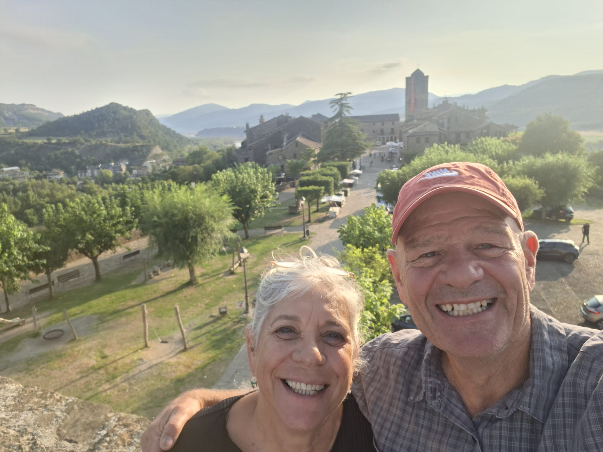 Uri Tyroler y una mujer posan sonrientes durante un viaje por España.