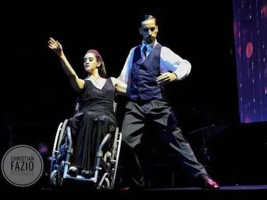 El tango en silla de ruedas ofrece liberación, expresión para bailarina argentina