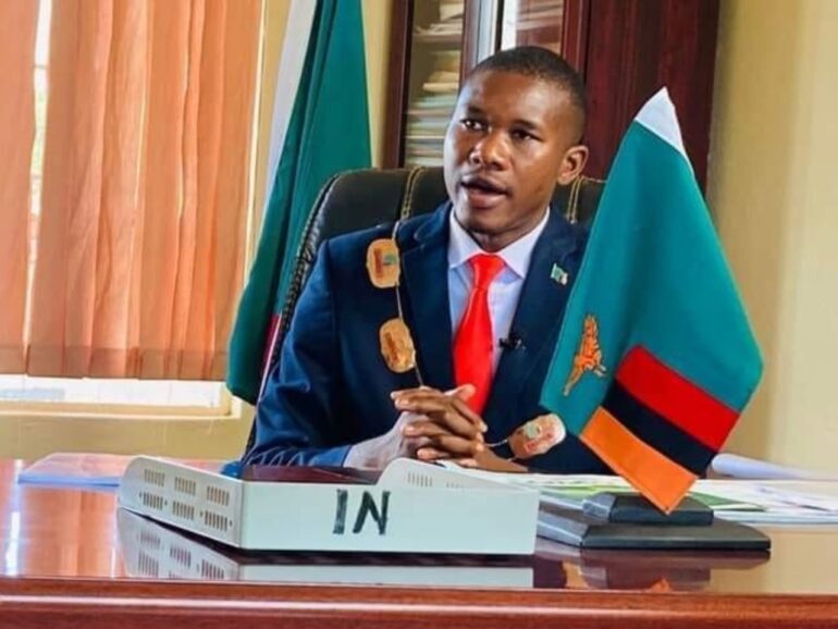 El alcalde más joven de Zambia moviliza el voto juvenil: camino de crear una ciudad modelo