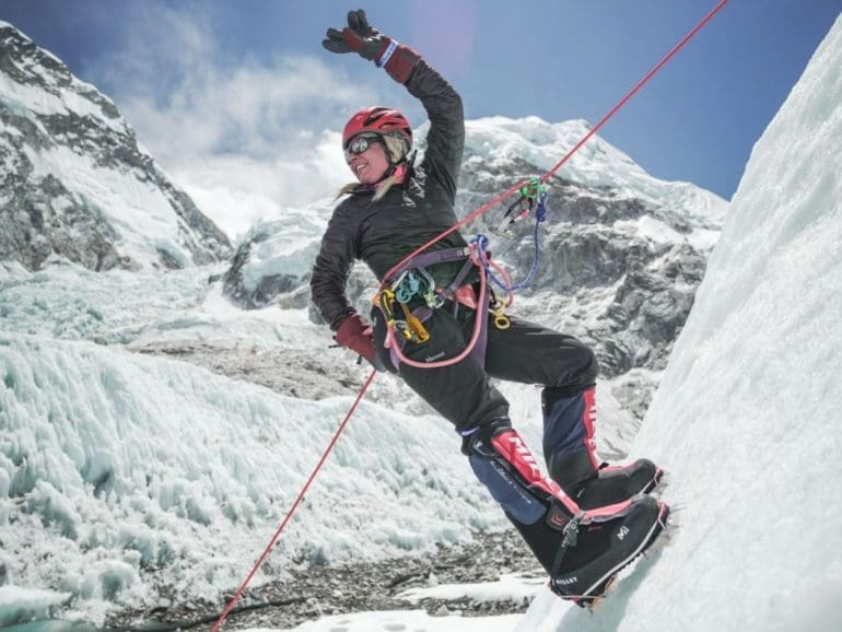 Mujer se convierte en la primera nativa de El Salvador en escalar el Monte Everest
