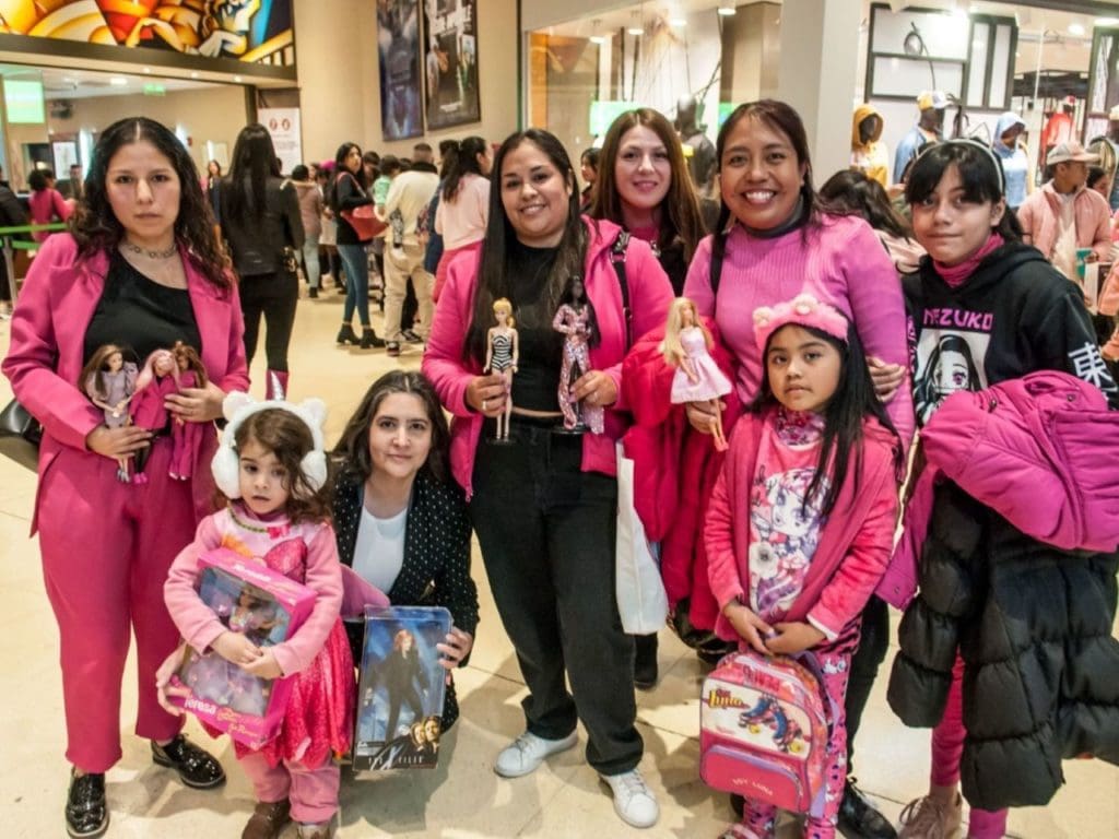 María de los Ángeles Rojas attends the premier of the Barbie movie with her daughter and with friends and family.