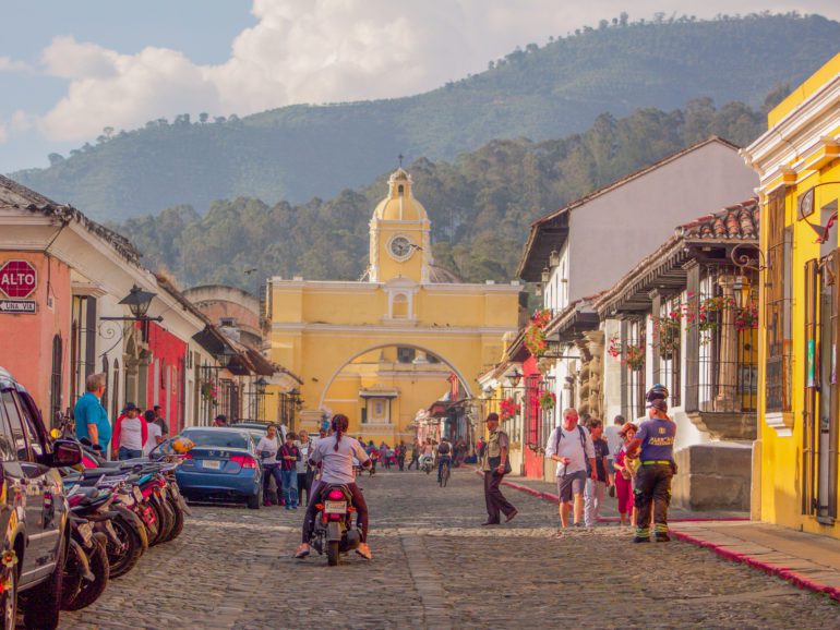 La diversidad cultural de Antigua y sus coloridas calles en fotos