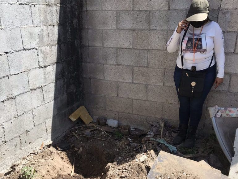 Tres hijos secuestrados por cártel en México, madre encuentra cientos de cuerpos