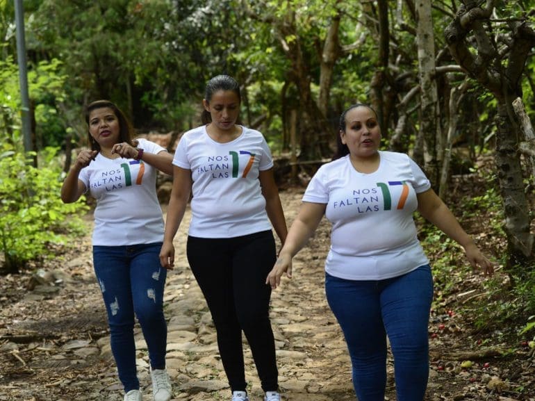 Mujer salvadoreña acusada de aborto, encarcelada por 10 años