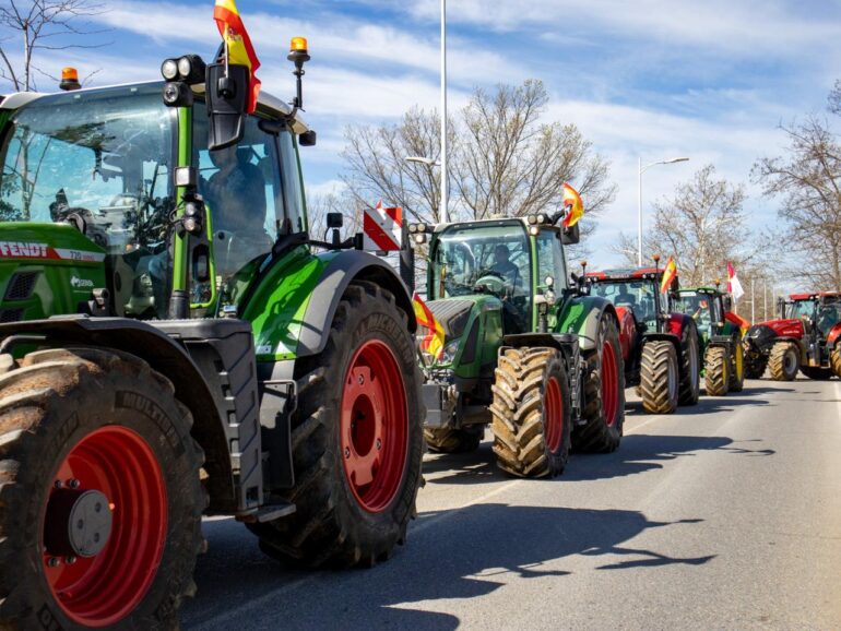 Los agricultores españoles se manifiestan con tractores y productos gratis contra el abandono del Gobierno