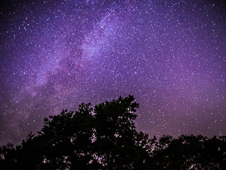 Observadora de estrellas en Arizona, cuenta historias sobre las constelaciones, promueve el astroturismo