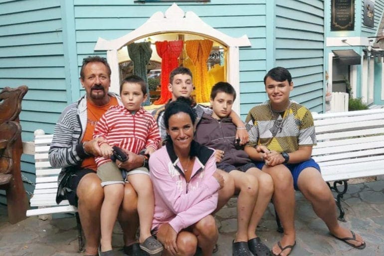 Deborah Kahan y Rocco junto a su familia