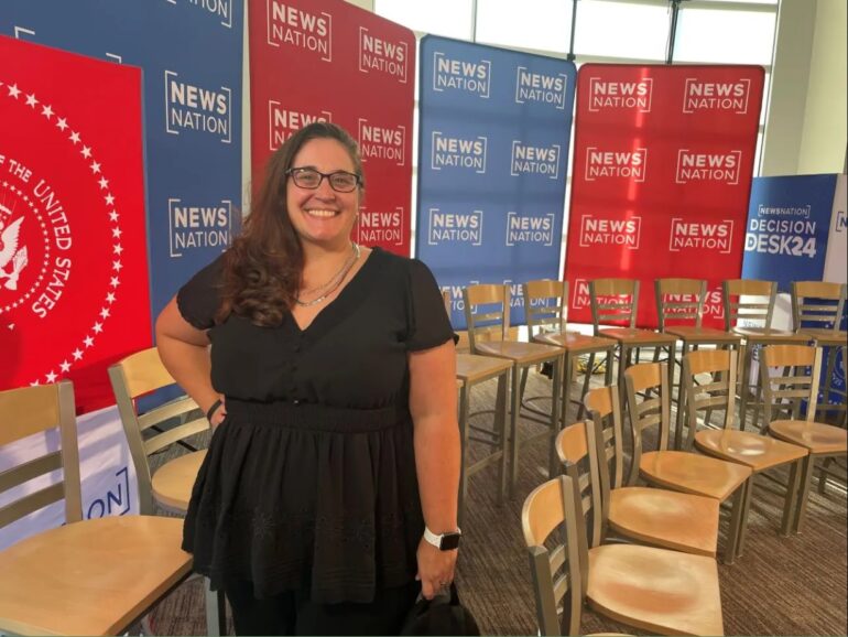 Dra. Melissa McCollister: La mujer que se enfrentó a Pence en un Town Hall de News Nation, habla de amenazas de muerte y de criar a un hijo transgénero
