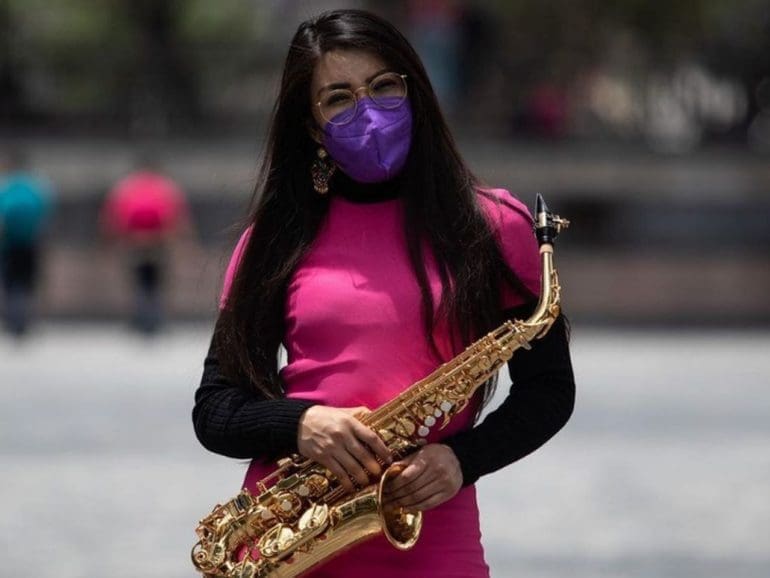 Saxofonista mexicana sufre ataque casi fatal con ácido y regresa al escenario
