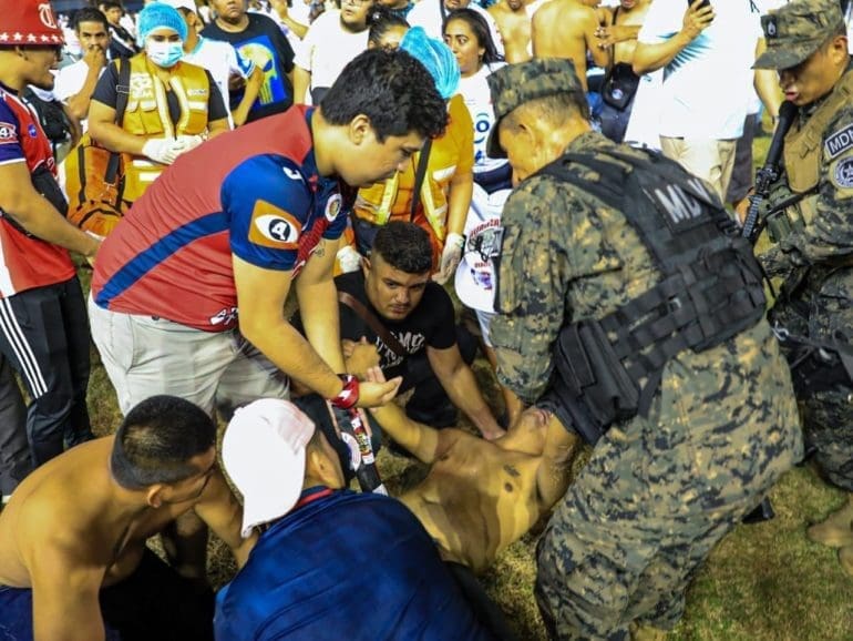 Padre e hijo estuvieron a punto de perder la vida durante un partido de Alianza que rápidamente se tornó mortal en el estadio Cuscatlán de San Salvador.