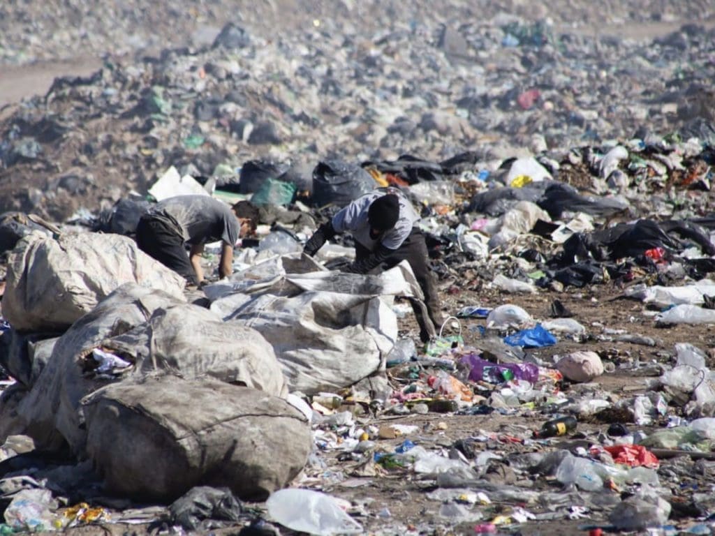 Faced with an economic crisis and a lack of ressources, Sergio Almada turned to garbage collecting in the region of La Quema. He quickly realised the negative effects the landfill had on the residents of the neighborhood, and decided to raise awareness in an attempt to get better working conditions. 