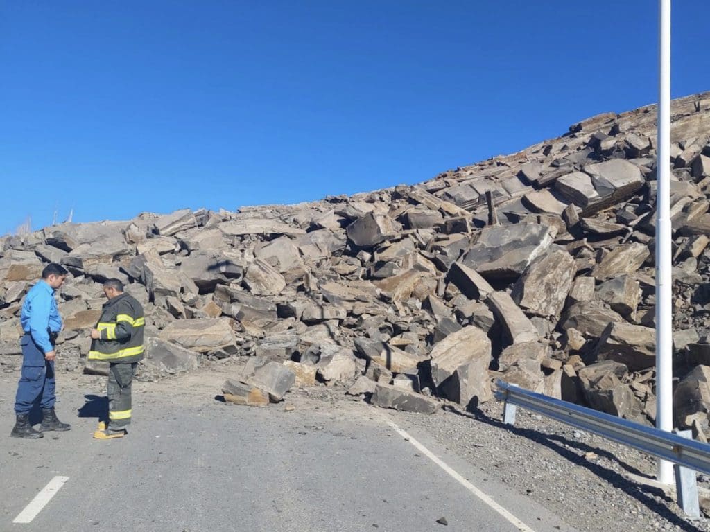 Thanks to the quick actions of the fire brigade of Chos Malal, four people were rescued from the rubble and taken to a nearby hospital after a landslide. While the cause of the landslide remains unknown, the area has been cordoned off for fear of a second collapse.