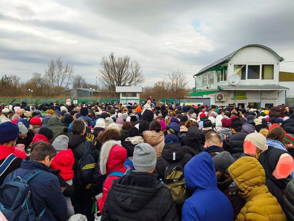 Hundreds of thousands of people waited for hours at the border between Poland and Ukraine in the cold.