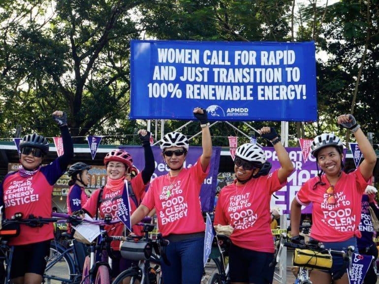 Miles de ciclistas hacen campaña para salvar el medio ambiente con motivo del Mes de la Mujer