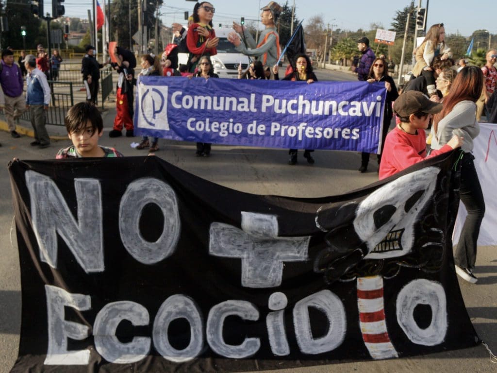 Authorities suspend all classes due to massive poisoning reports by students in the industrial commune of Puchuncaví. Protesters call for immediate action from the government before it affects more victims. 