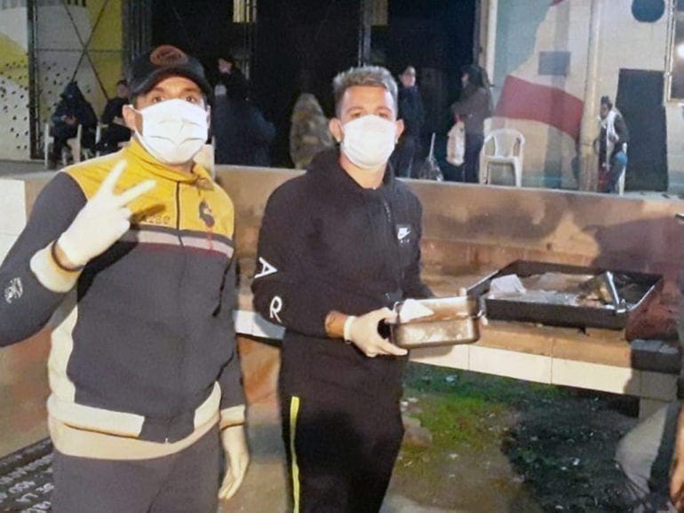 La estrella del fútbol entrega comida a la comunidad