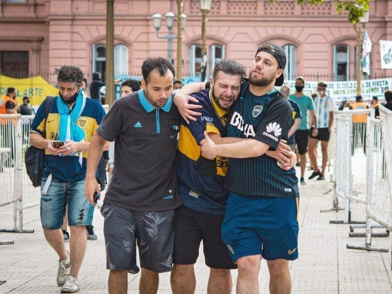 Velorio de Maradona se convierte en locura