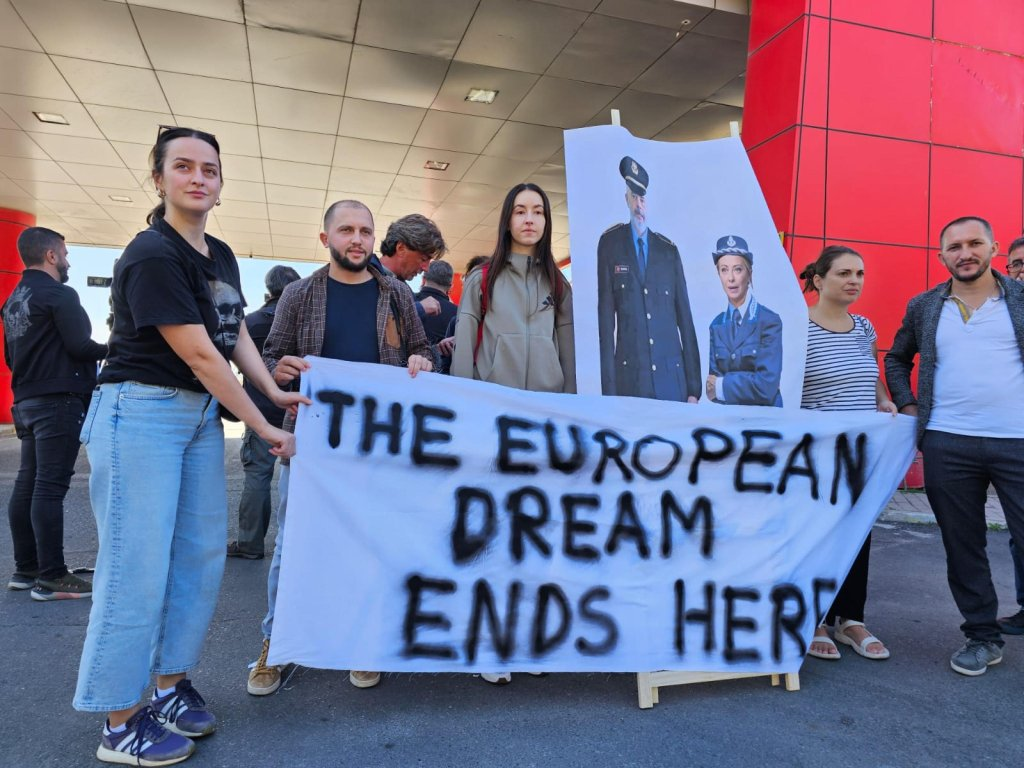 Activists hold a banner protesting the detention of migrants in Albania | Photo: Armand Mero / ANSA