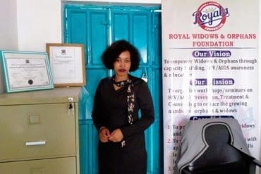 Esther Kabeni, una viuda cuya herencia fue robada por la familia de su esposo, se encuentra en su oficina en el barrio Utawala de Nairobi, donde dirige la Royal Great widows and orphans foundation.