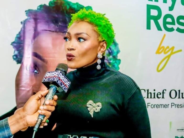 La presentadora de WellBaby Radio Show, nombrada mejor periodista de Nigeria tras perder todos sus recuerdos debido a la amnesia posparto