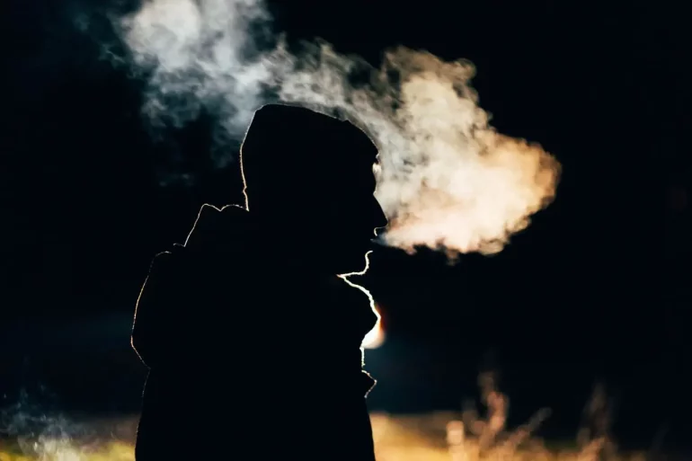 ¿Sabías que cada exhalación humana contamina? Este científico transforma nuestro aliento en biocombustibles