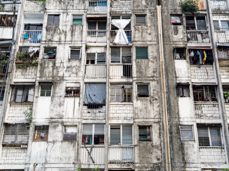 El Tenement: una comunidad al borde del desahucio
