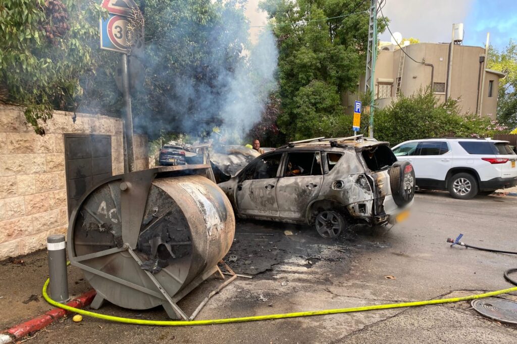 Un vehículo y tacho de basura calcinados tras los incendios ocurridos cerca de la residencia de Benjamin Netanyahu en Jerusalén durante las protestas contra el gobierno.