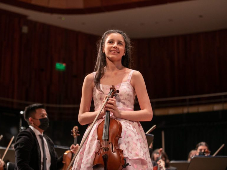 A los 15, toca el violín con los más grandes del mundo.