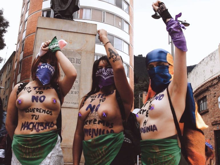Las mujeres toman las calles, juegan un papel clave en las elecciones presidenciales de Colombia