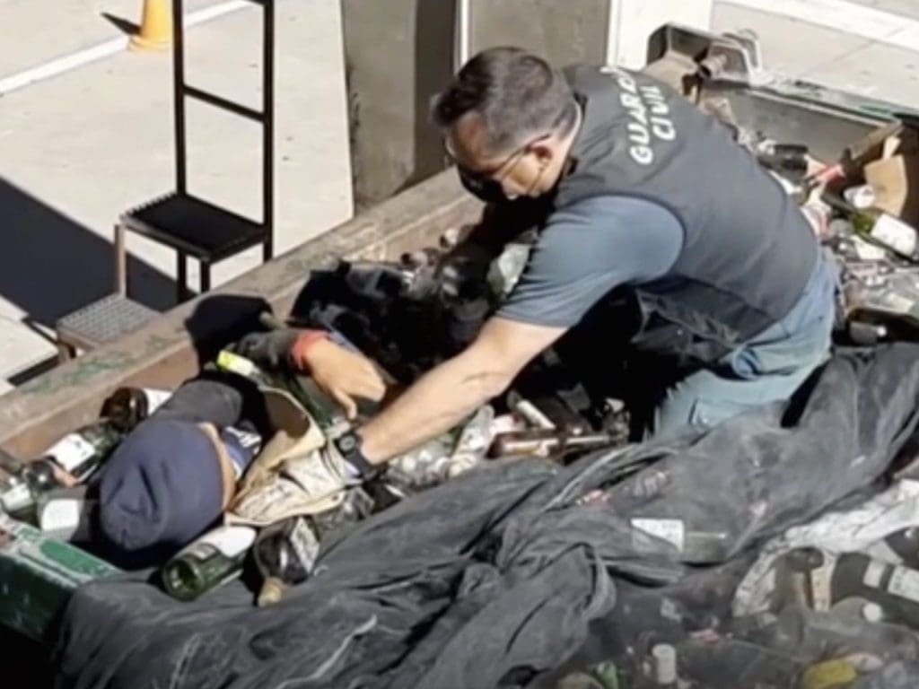 Policía nacional española revisa los contenedores donde se encontraron vivos los cadáveres.